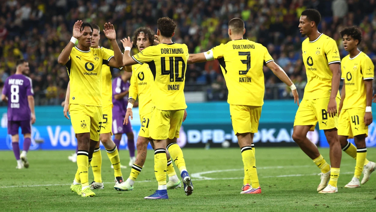 Die Spieler von Borussia Dortmund dürfen über den Einzug in die zweite Runde des DFB-Pokals jubeln.