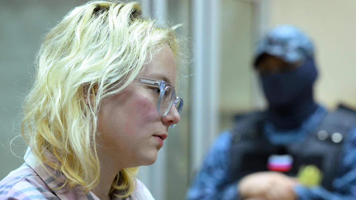 The street musician Naoko (Diana Loginova), in court in St. Petersburg on November 11th