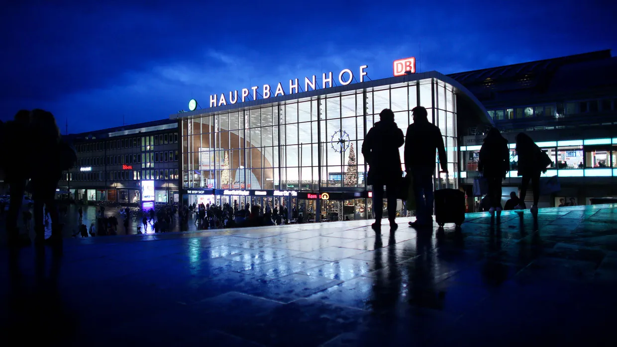 Ein Blick auf den Tatort, eine Woche nach Silvester: Reisende vor dem Hauptbahnhof in Köln.