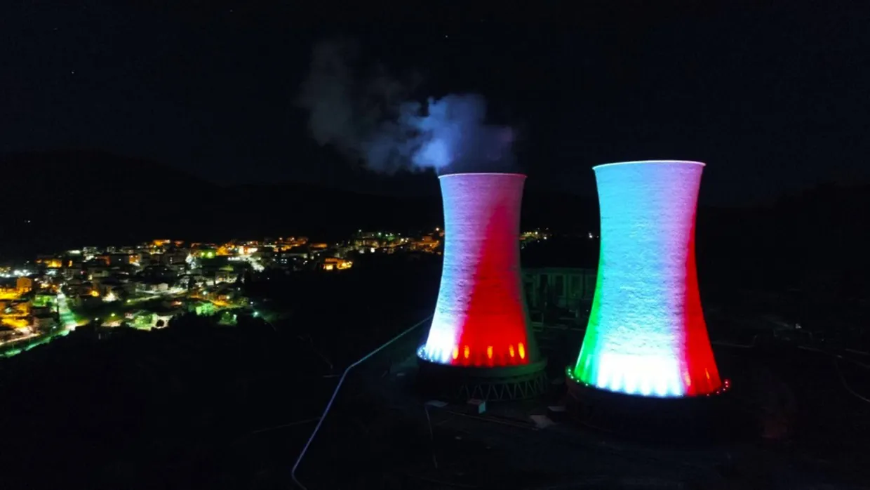 Erleuchtet in den Farben der italienischen Flagge: Kühltürme von Enel in Pisa.