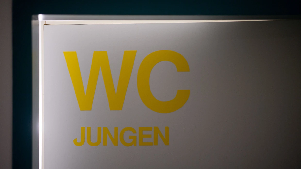 Ein Jugendlicher der Mittelschule in München gibt zu, die Toilette verstopft zu haben  (Symbolbild).