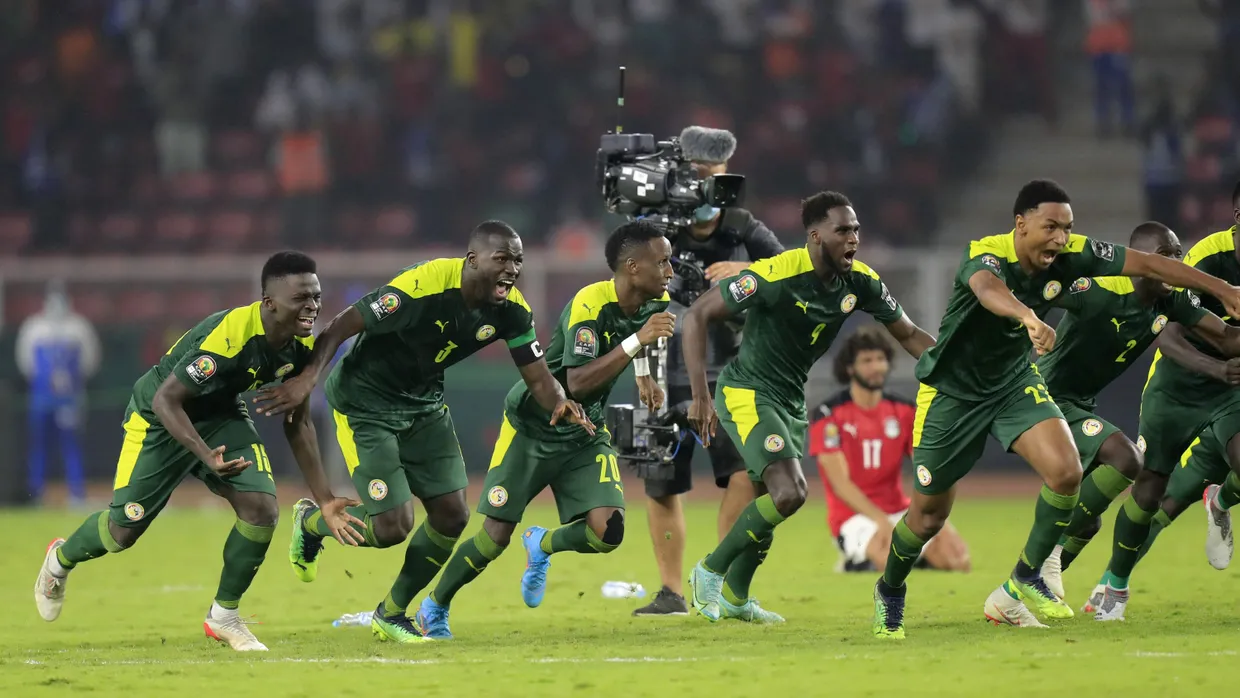 Moment der Erlösung: Als Sadio Mané den neunten Elfmeter verwandelt, brechen bei seinen Teamkameraden alle Dämme.