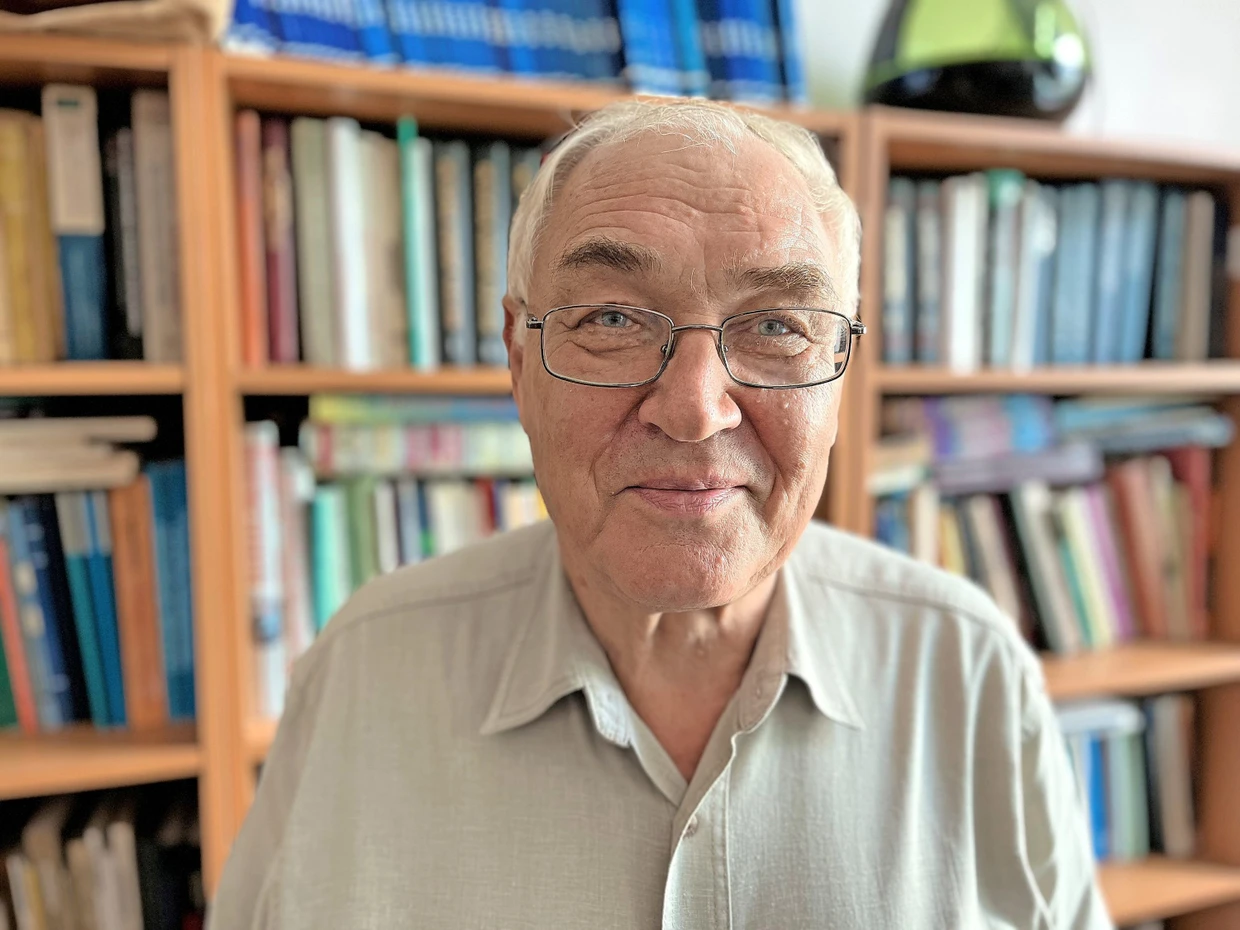 Der 79 Jahre alte Lew Gudkow war viele Jahre Direktor des unabhängigen russischen Meinungsforschungsinstituts Lewada-Zentr. Das Zentrum wird von den russischen Behörden seit 2016 als „ausländischer Agent“ gebrandmarkt. Voriges Jahr wurde auch Gudkow persönlich mit diesem Etikett versehen. Einschüchtern ließ sich der Soziologe, der noch immer in Moskau lebt, dadurch nicht.