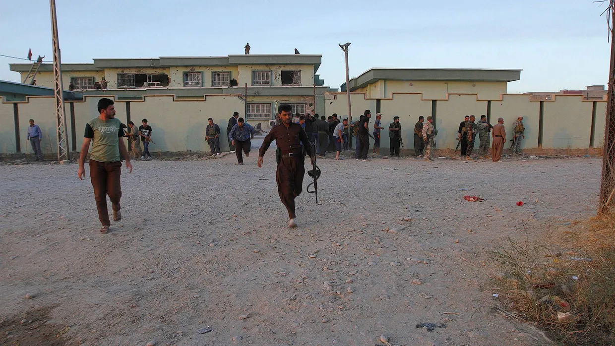 Irakische Kurden sichern Kirkuk nach einem Überfall des IS mit rund 100 Kämpfern.