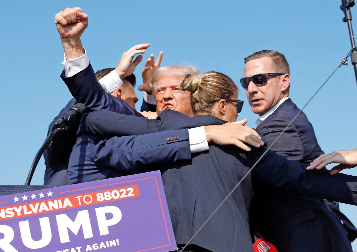 Ikonisches Bild: Trump wird nach dem Attentat in Butler am 13. Juli 2024 schnell von der Bühne gebracht.