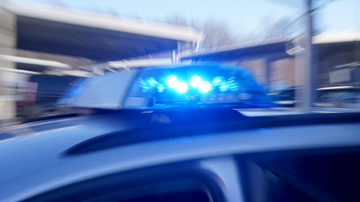 Polizei mit Blaulicht (Symbolfoto)