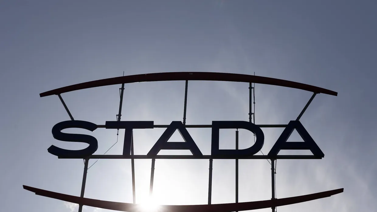 Das Stada-Logo am Firmenhauptsitz in Bad Vilbel