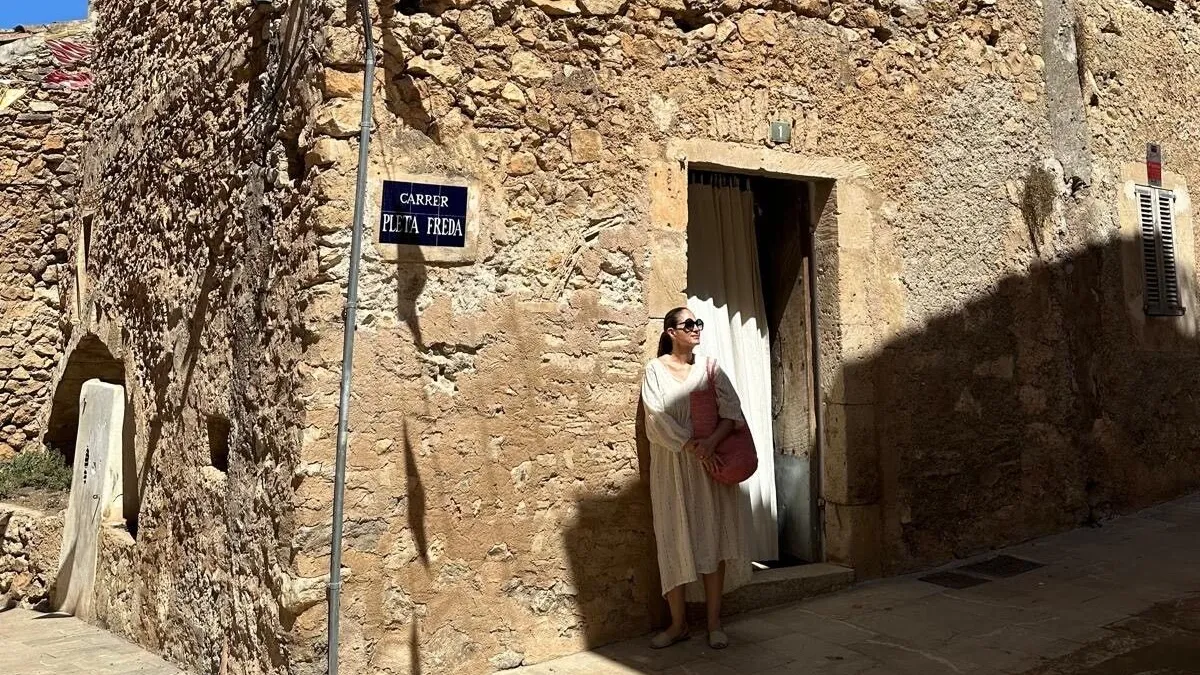 Sie ist hier nicht ein Schatten ihrer selbst: Unsere Autorin hat auf Mallorca die Freiheit zum Schreiben gefunden.