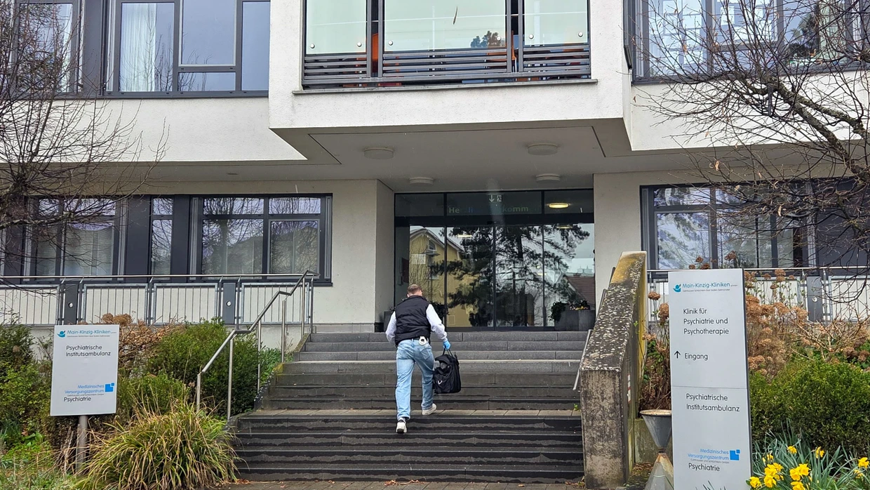Die Tat soll sich gegen 11 Uhr vor der psychiatrischen Klinik der Main-Kinzig-Kliniken ereignet haben.