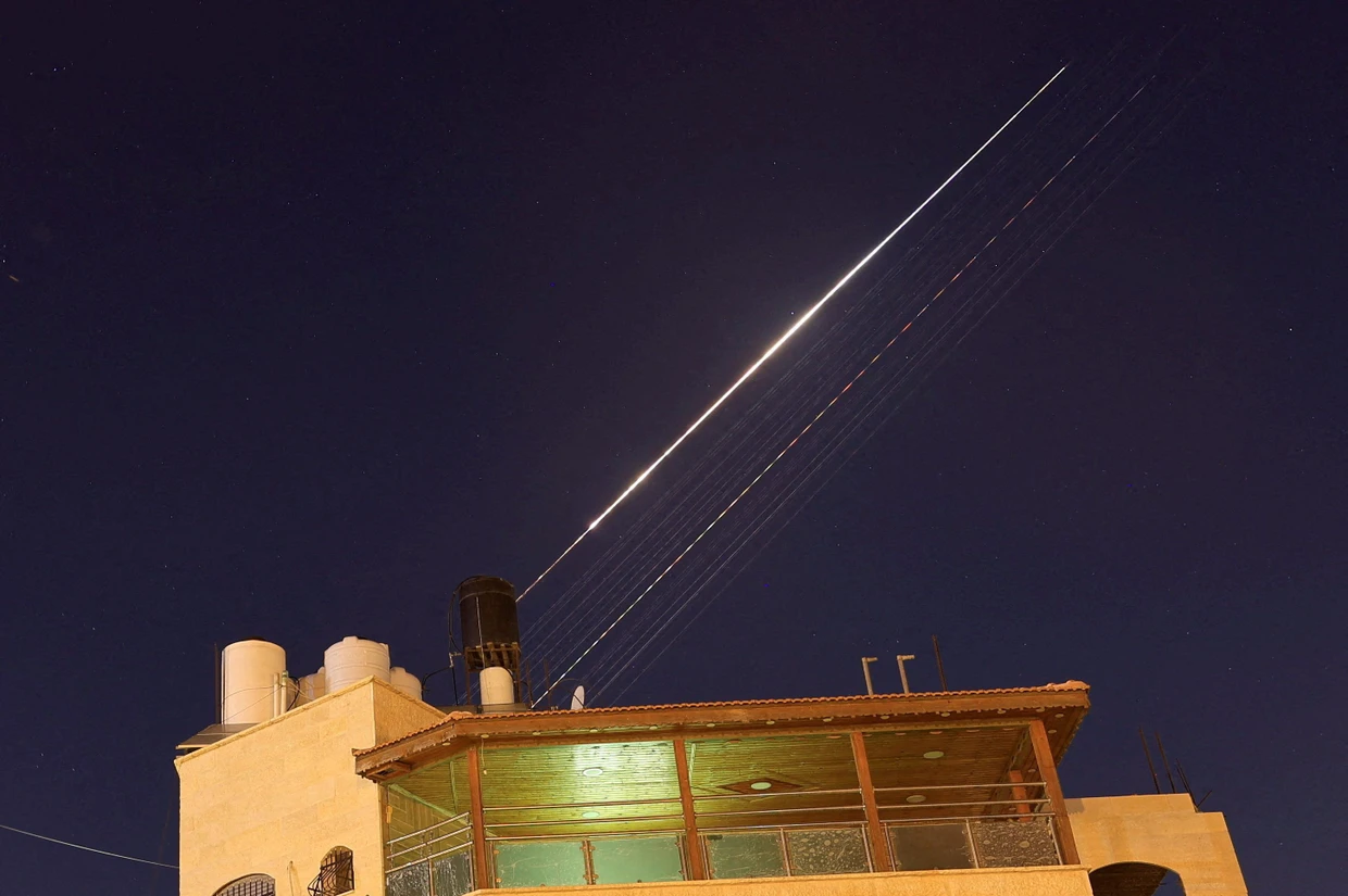 Eine iranische Rakete auf dem Weg nach Israel ist am frühen Mittwochmorgen am Himmel über Hebron im Westjordanland zu sehen.