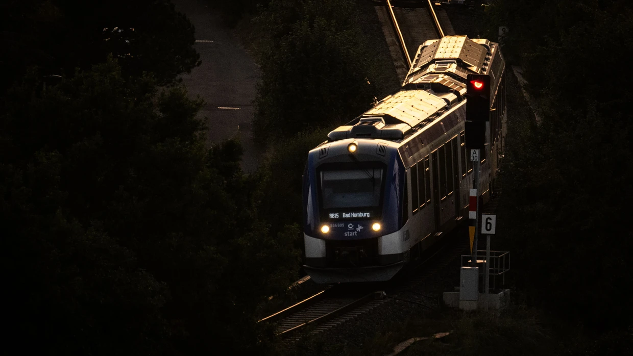 Ein Wasserstoffzug fährt durch den Bahnhof von Wehrheim im Taunus.