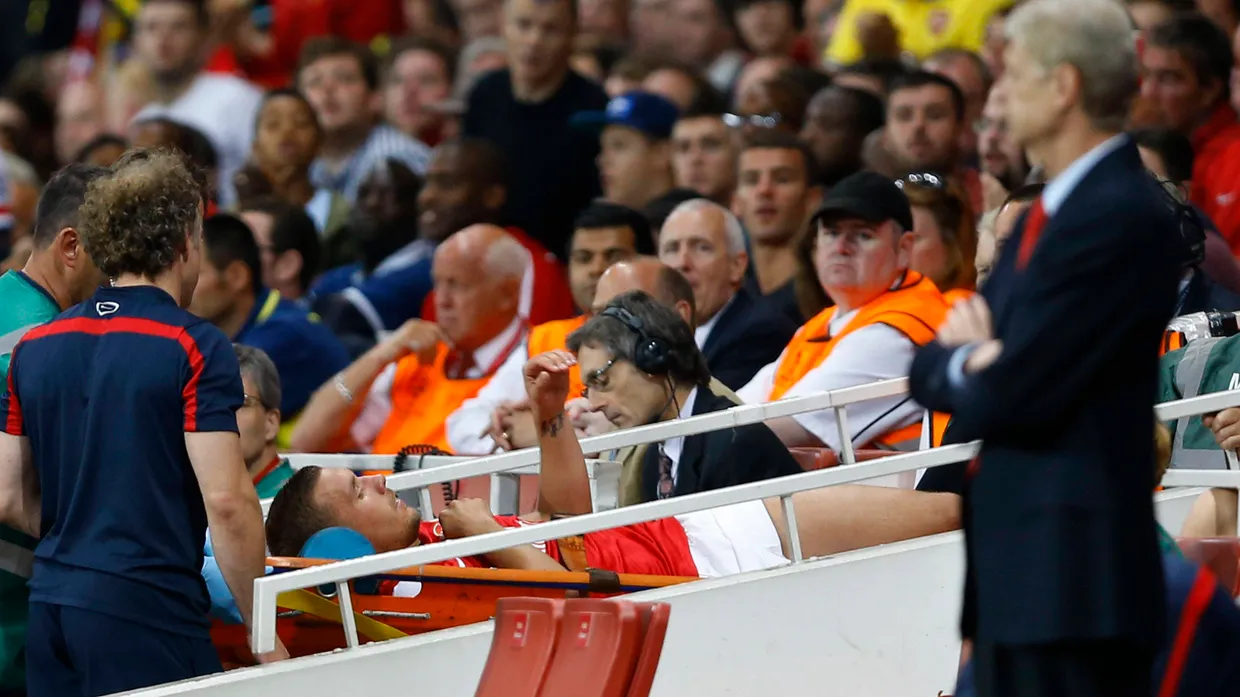 Oh weh: Lukas Podolski mus verletzt vom Platz getragen werden