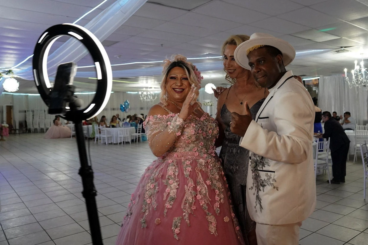 Martínez graba un video con amigos para inmortalizar su velada.