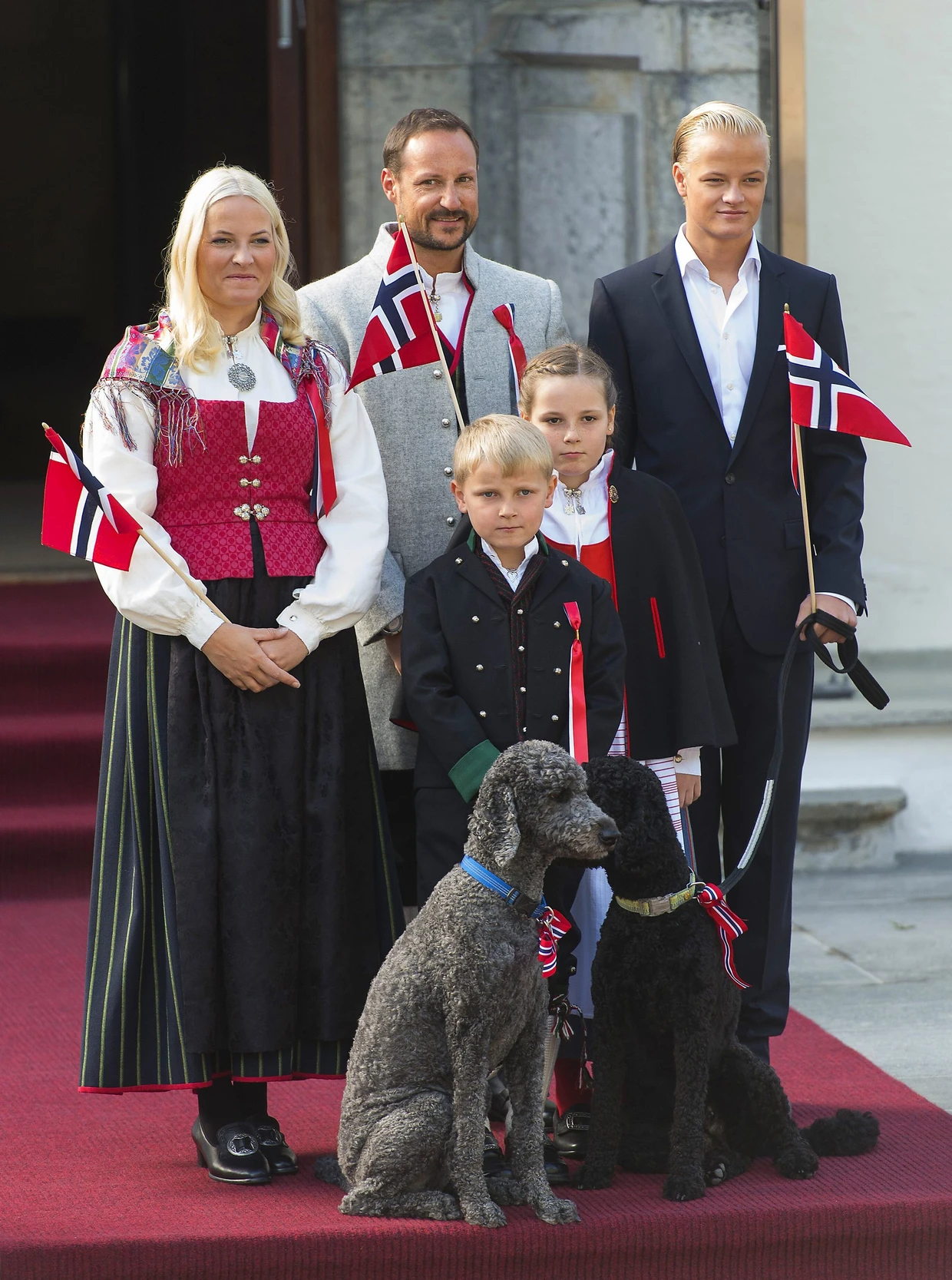 Auftritt als Familie: Kronprinzessin Mette-Marit, Kronprinz Hakoon, die gemeinsamen Kinder Prinzessin Ingrid Alexandra, Prinz Sverre Magnus und Marius Borg Høiby im Jahr 2015