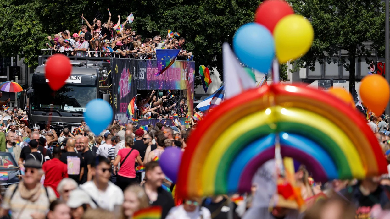 Zur CSD in Hamburg sind laut Polizei etwa 300.000 Menschen gekommen.