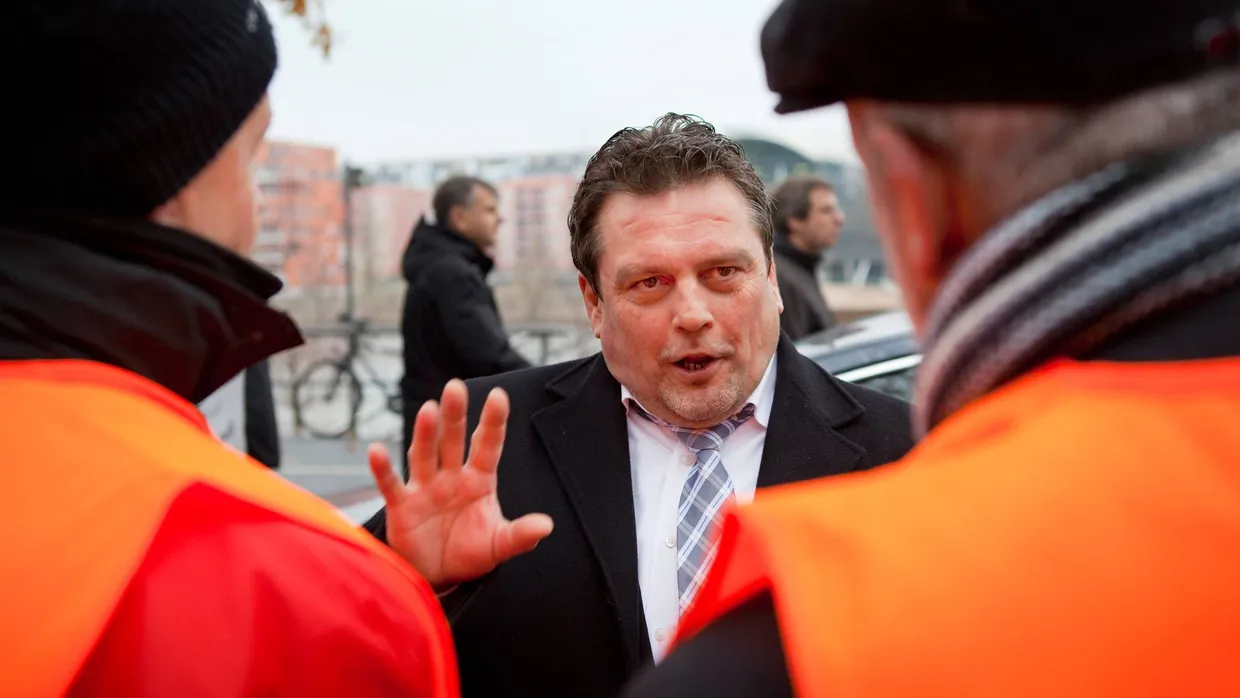 Die IG Metall, hier Bezirksleiter Armin Schild mit „Manroländern“ in Offenbach, will keine rasche Aufspaltung von Manroland