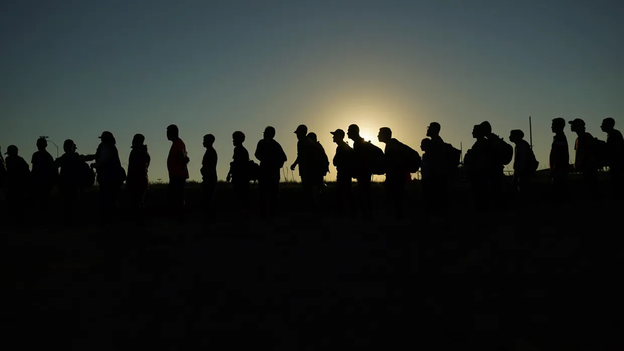 Migranten wandern über Mexiko in die USA ein.
