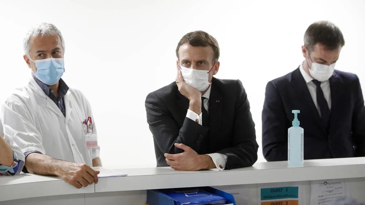 Emmanuel Macron zwischen Olivier Veran (r.) und dem Leiter der Intensivstation Dr. Jan Hayon am 17. März im Krankenhaus von Poissy-Saint-Germain
