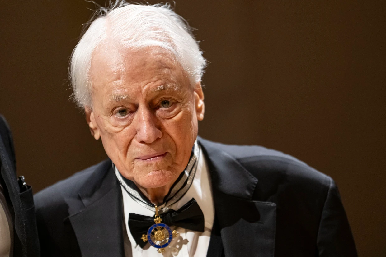 Alexander Kluge steht 2025 bei der Begrüßung neuer Mitglieder in den Orden Pour le merite auf der Bühne.