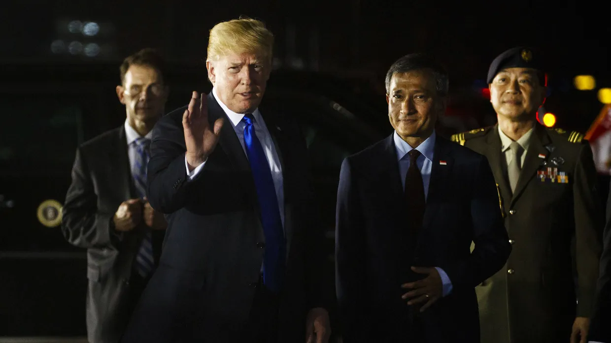 Donald Trump ist in Singapur angekommen – aber nicht, ohne vorher noch einmal eine ordentliche Twitter-Tirade in die Tiefen des Internets zu blasen.