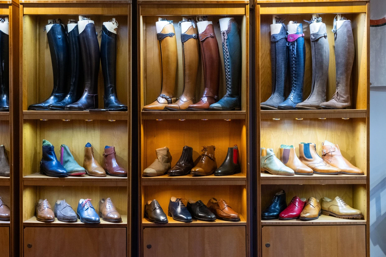 Für jeden Geschmack: Auf der Verkaufsmessse werden während des Turniers selbstverständlich auch Reitstiefel unter die Leute gebracht.