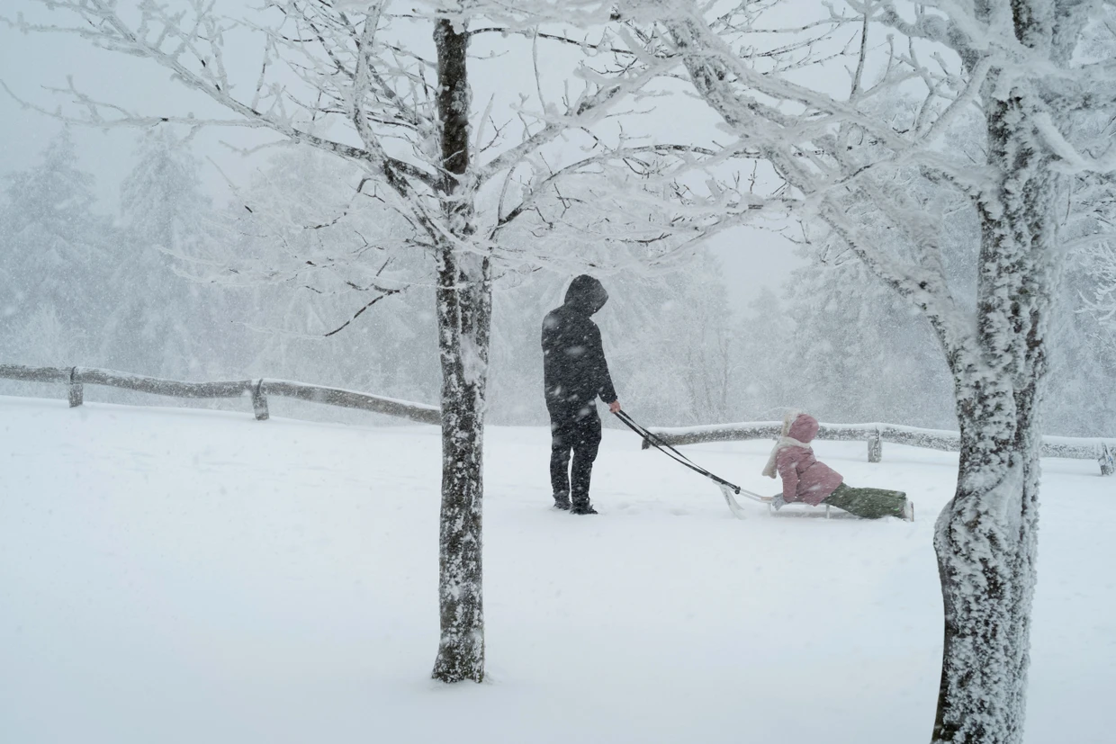 Kommt man mit dem Bus nicht mehr hin, aber auf dem Großen Feldberg im Taunus sorgt der Schnee für Spass.