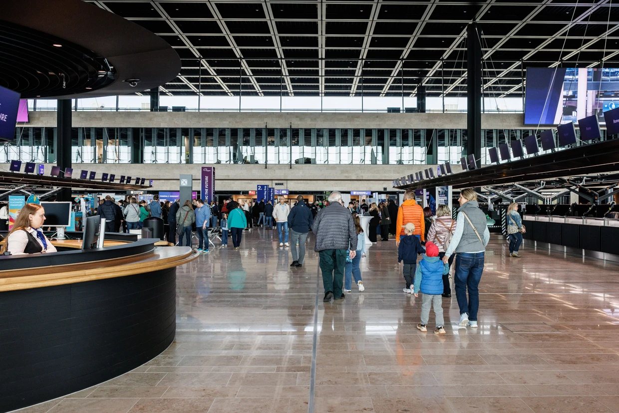 Besucher erkunden bei dem Eröffnungsfest die Check-In-Halle des neuen Terminal 3.