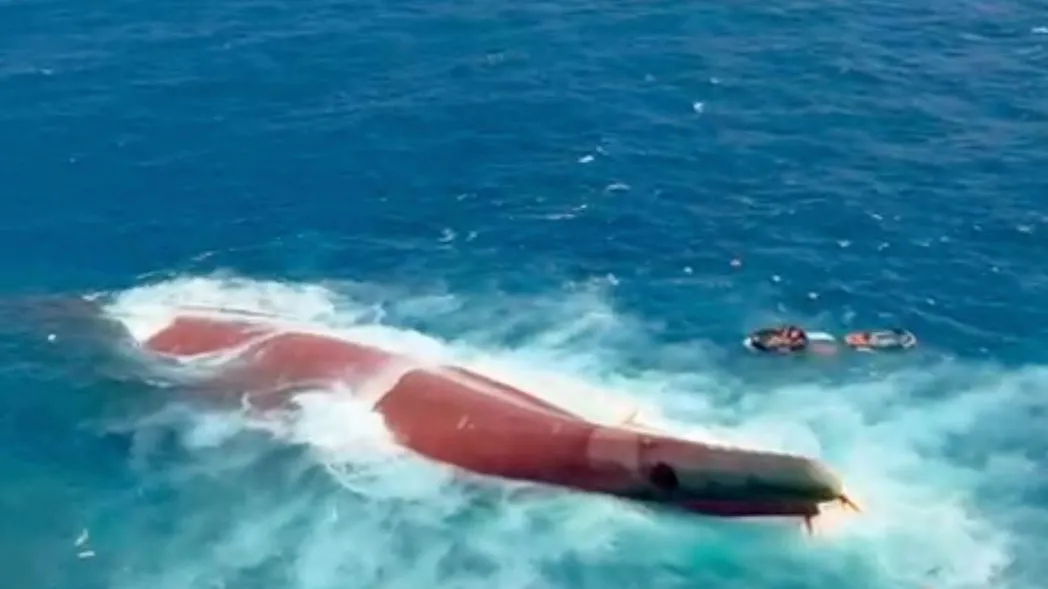 Javameer: Auf diesem Luftbild, das aus einem von der indonesischen Nationalen Such- und Rettungsbehörde (BASARNAS) veröffentlichten Video stammt, ist der Rumpf der Passagierfähre "Virgo Transport 8" über dem Wasser zu sehen, nachdem sie bei schlechtem Wetter gekentert war.