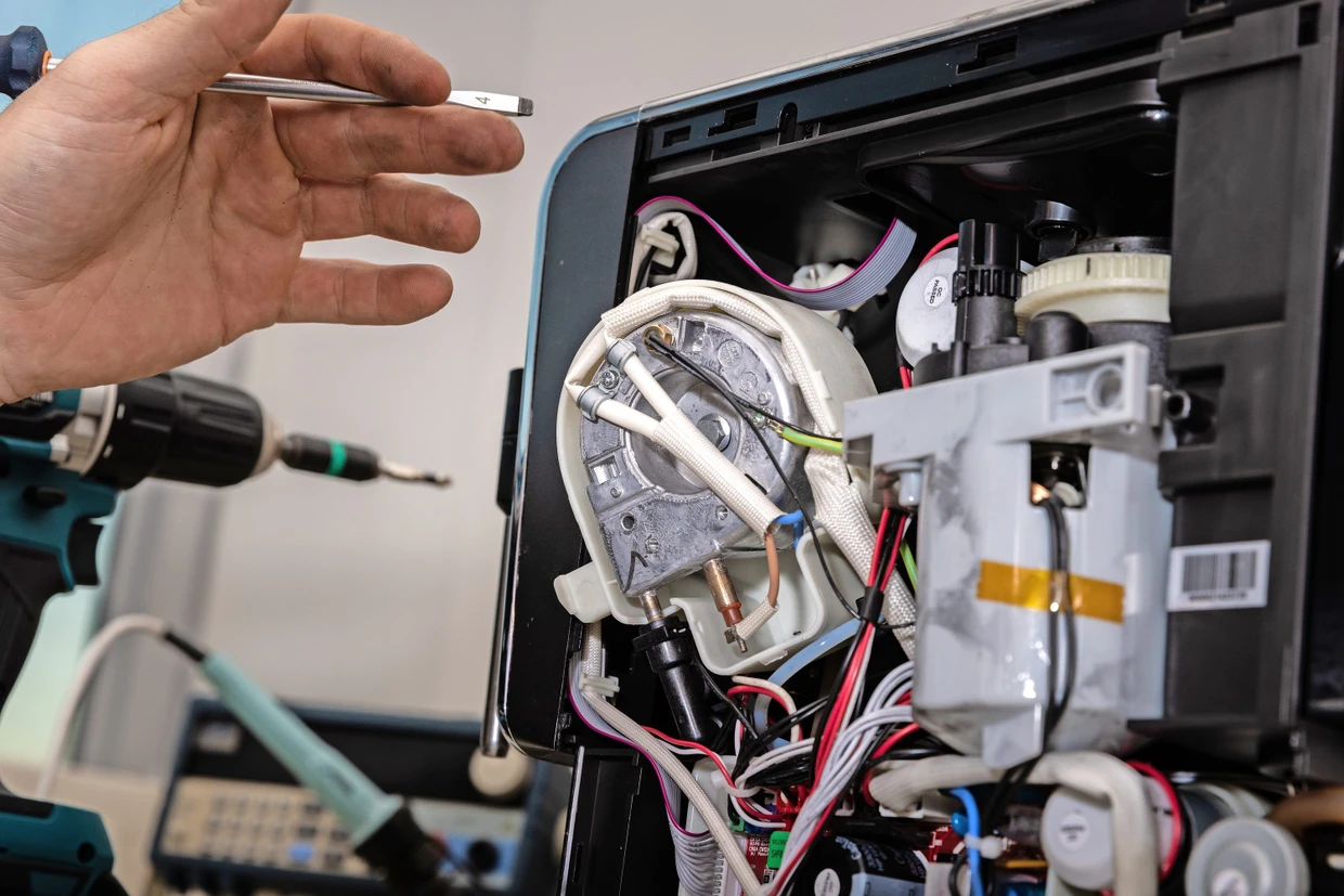 Ein Fall für Fachleute: Blick ins Innenleben einer Kaffeemaschine