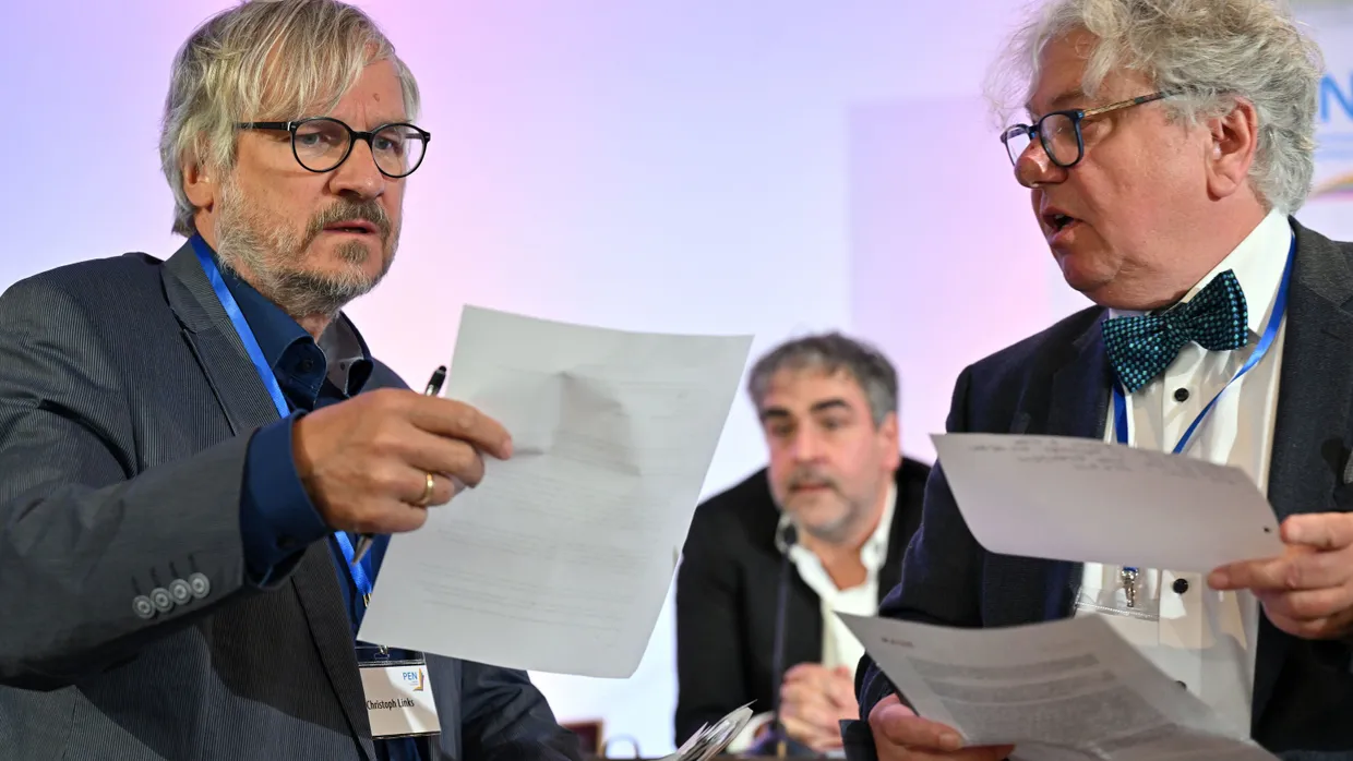 Antragsverwirrung auf der PEN-Tagung in Gotha mit Deniz Yücel in der Mitte.