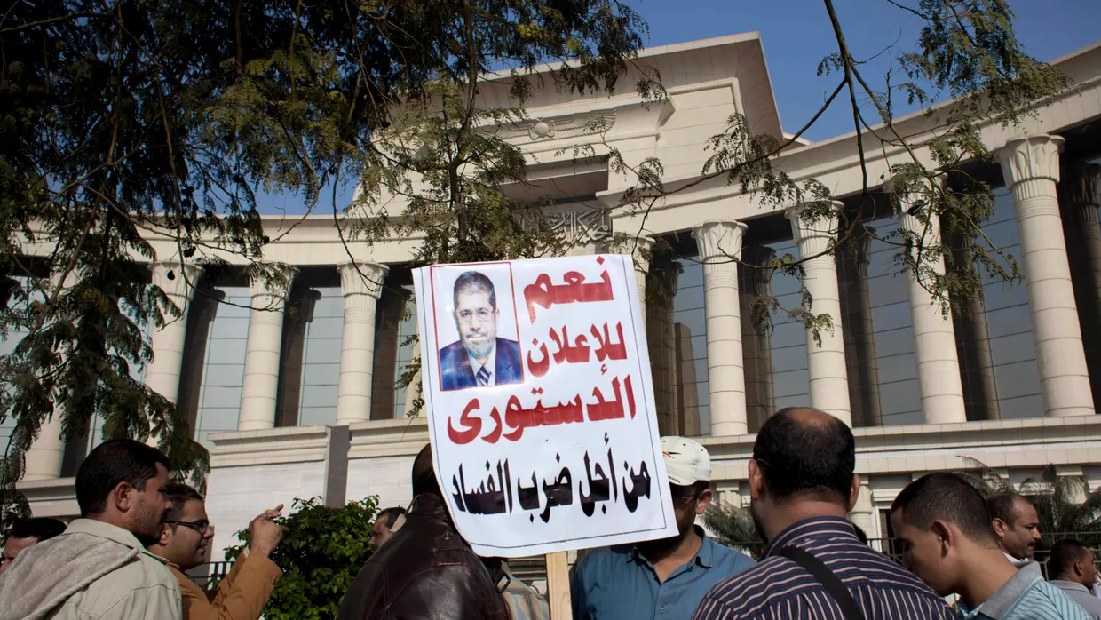 Anhänger von Präsident Mursi vor dem obersten Gericht in Kairo