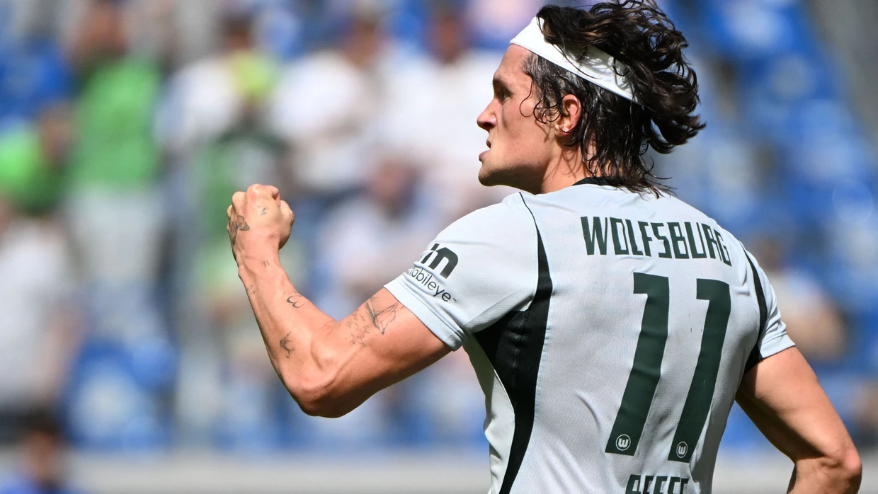 Wolfsburger mit geballter Faust: Fabian Reese bejubelt seinen Treffer zum zwischenzeitlichen 2:2 in Karlsruhe.