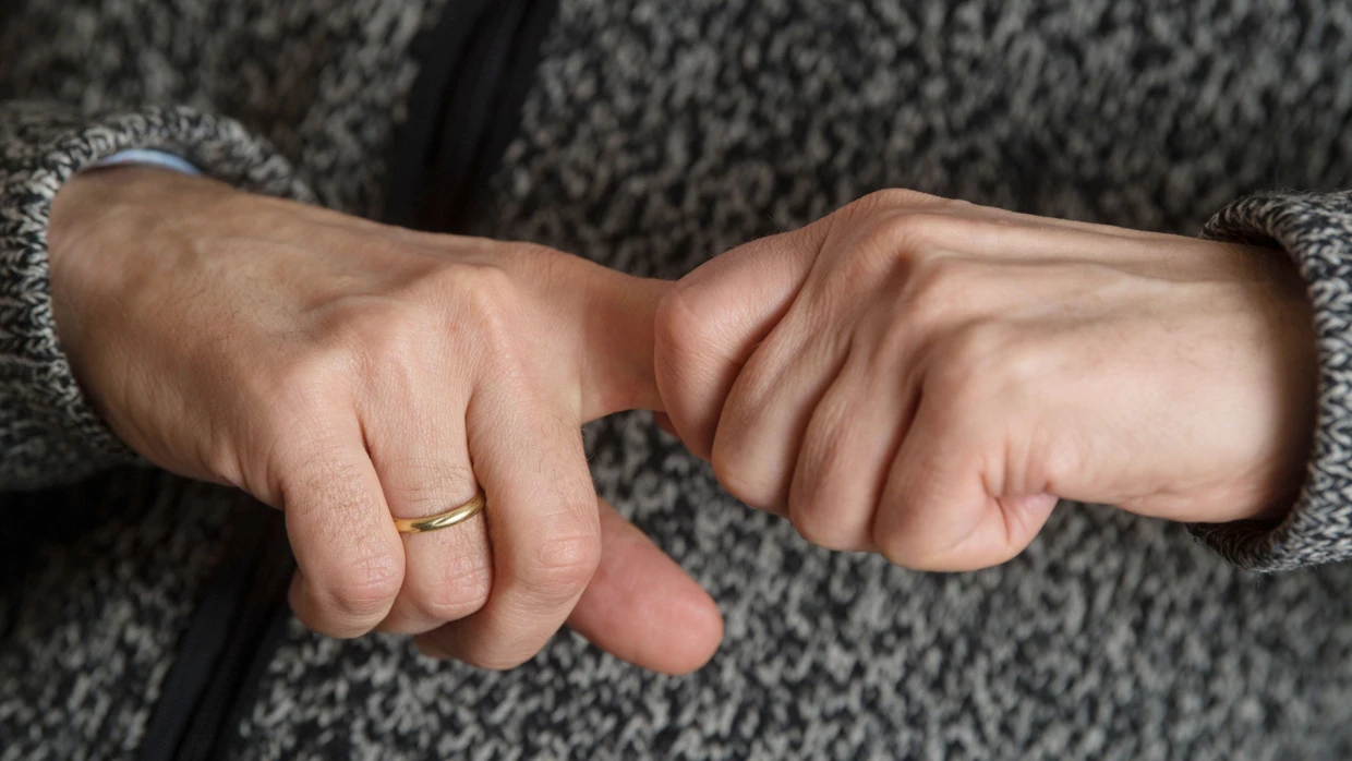 Rheuma geht häufig mit Schmerzen in den Gelenken einher.