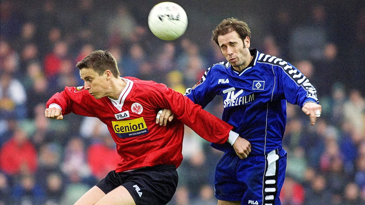 Der letzte Einsatz für die Eintracht: Jan Åge Fjørtoft (links) beim 1:1 gegen Sergej Barbarez vom Hamburger SV am 17. März 2001