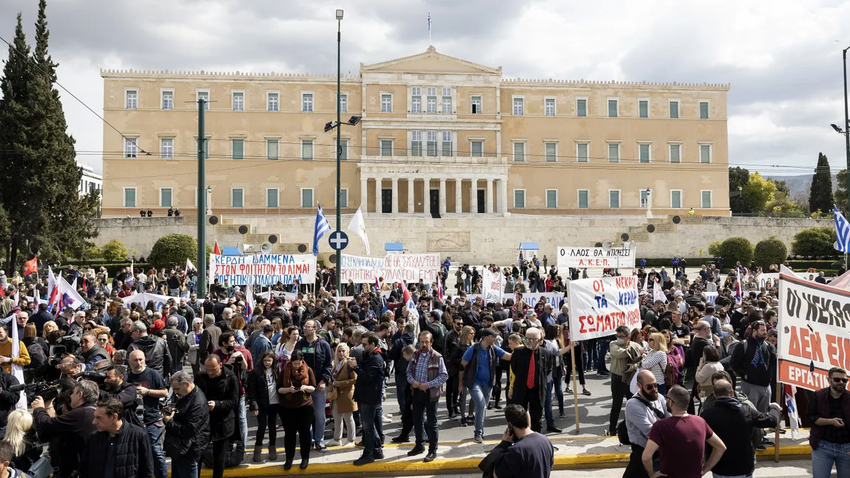 In Athen demonstrieren tausende Menschen vor dem Parlament