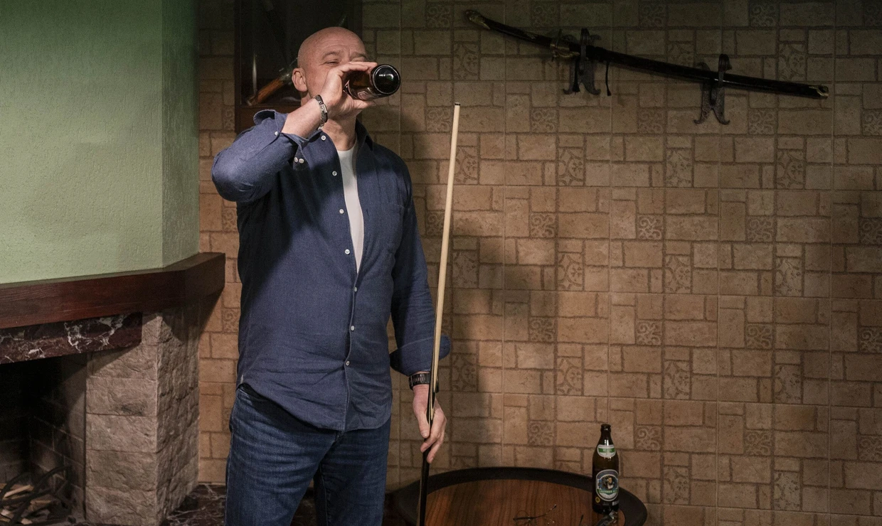 Einfach nur ein Bier trinken: Truchanow genießt im Hausarrest Helles aus Deutschland.