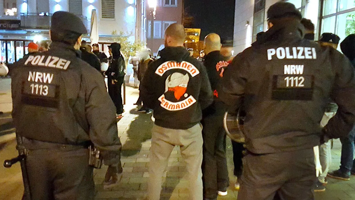 Januar 2016: Polizisten beobachten ein Treffen der Osmanen Germania in Neuss.