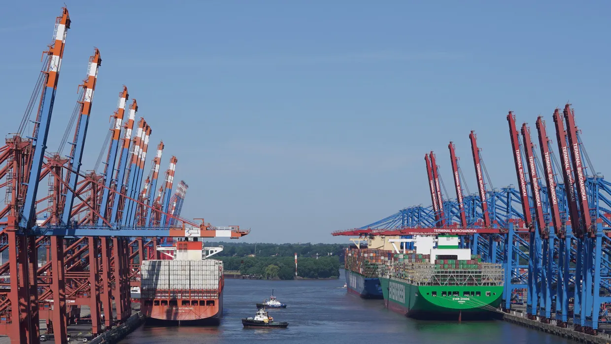 Abfertigung von Containerschiffen im Hamburger Hafen.