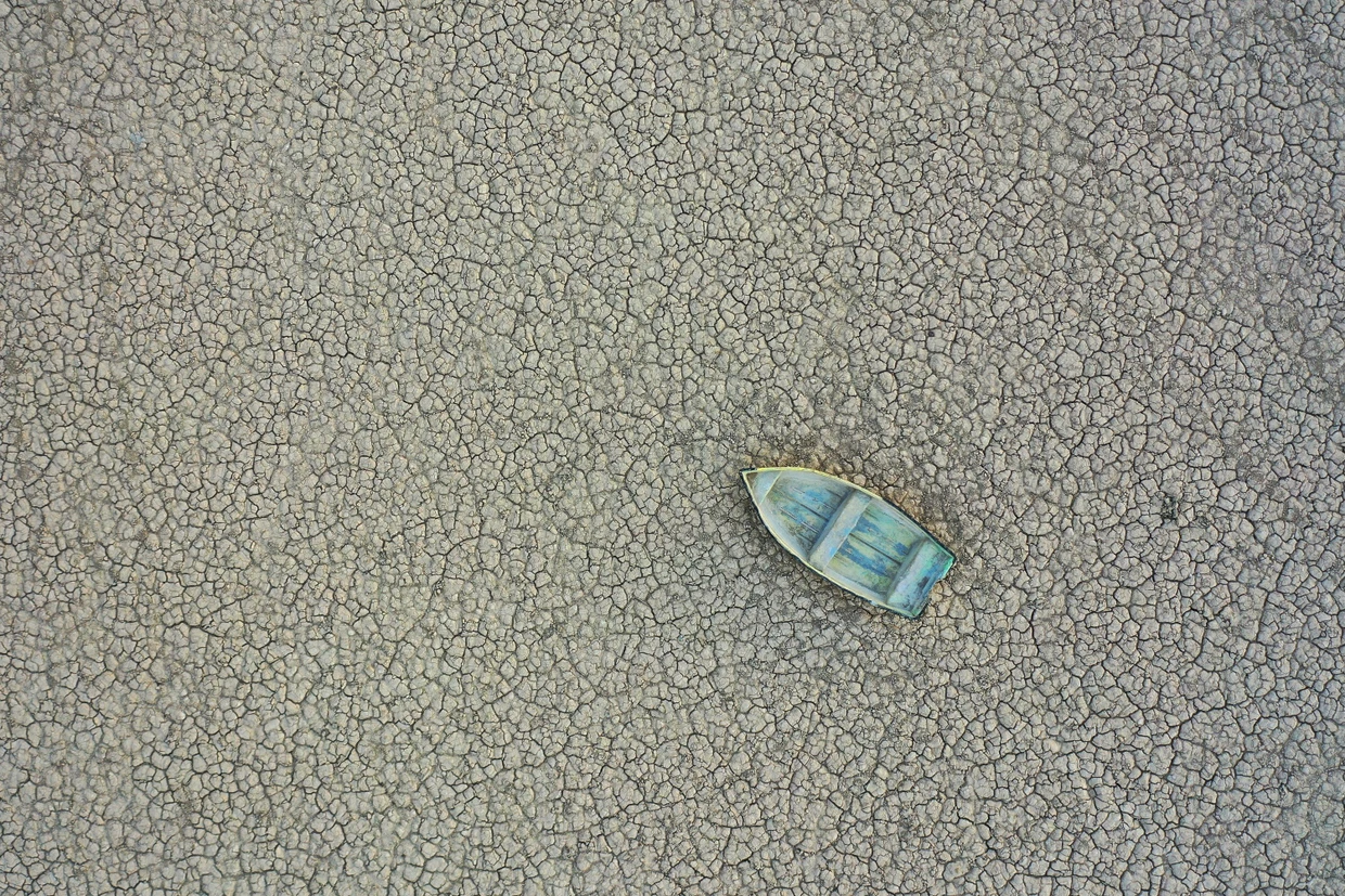 Ein verlassenes Boot  auf dem Grund des ausgetrockneten Hamun-Sees in Iran.