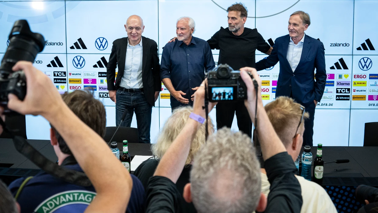 Der erste Auftritt von Jürgen Klopp als neuer Fußballbundestrainer.