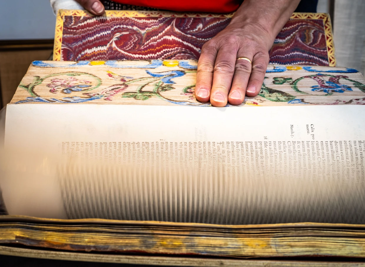 Handbemalt: der Goldschnitt des Buches „Vita Christi“ aus dem Jahr 1881