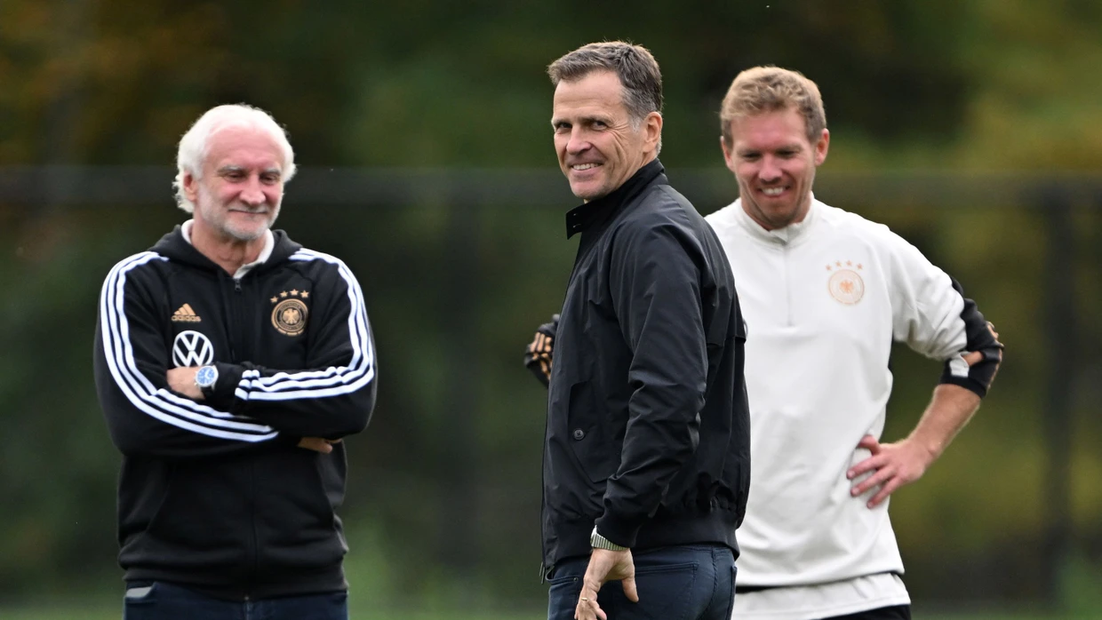 Zu Gast bei guten Bekannten: Oliver Bierhoff (M. neben Rudi Völler und Julian Nagelsmann, r.) schaut im Herbst 2023 beim Nationalteam in Foxborough vorbei.