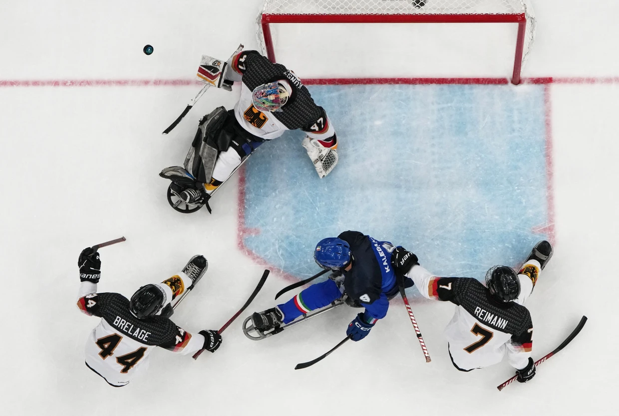 Leopold Reimann, Malte Brelage und Simon Kunst vom Team D in Aktion mit dem italienischen Paranationalspieler Sandro Kalegaris