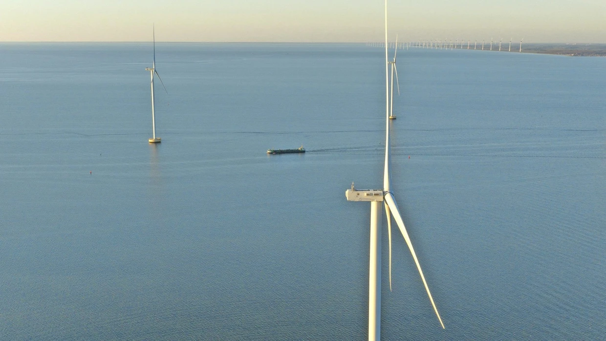Windräder vor der Nordseeküste
