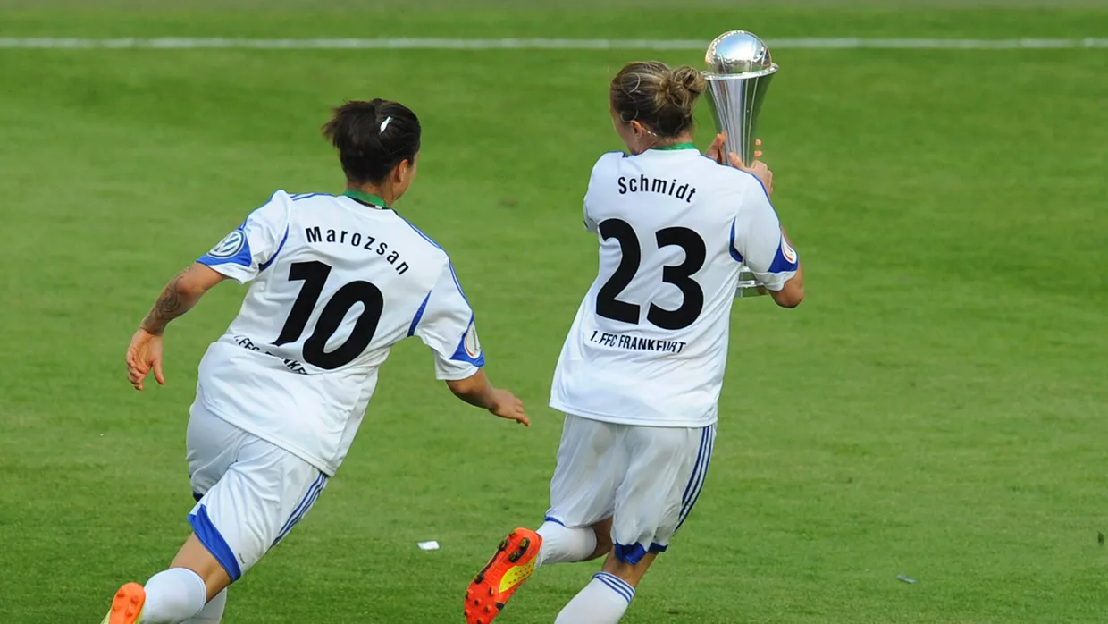 Ab ins Kölner Nachtleben: Der FFC Frankfurt und die Spielerinnen Bianca Schmidt (mit Pokal) und Dzsenifer Marozsan sind Pokalsieger