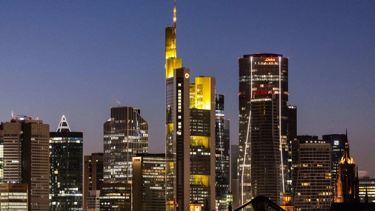 Frankfurt mit dem gelben Commerzbank-Tower: Der Finanzplatz erlebt viele Personalwechsel zum Jahresauftakt 2026.