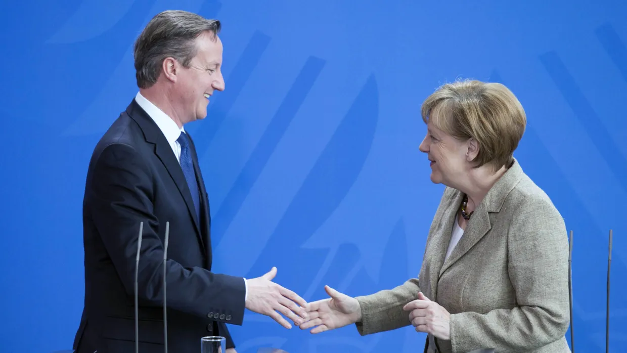 Ein freundlicher Handschlag: Cameron bei Merkel in Berlin.