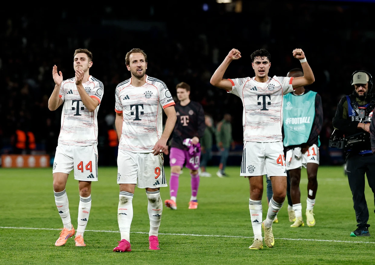 Die Bayern nach dem Sieg im Champions League-Spiel in Paris.
