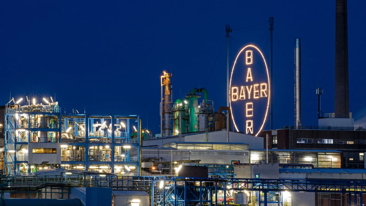 Das Bayer-Kreuz leuchtet auf dem Werksgelände in Leverkusen