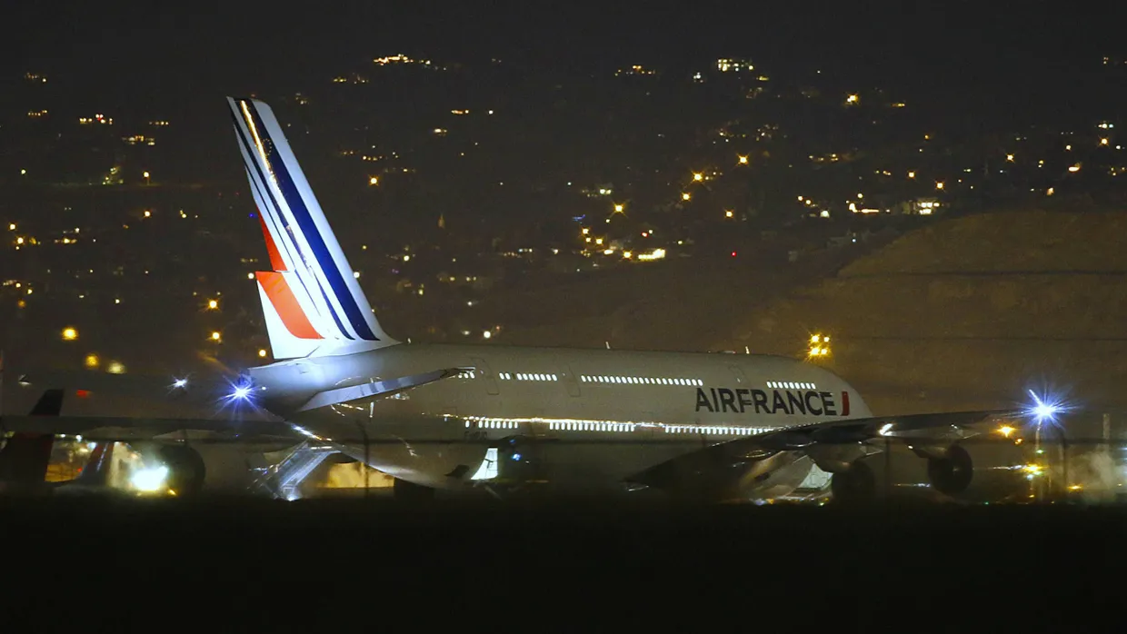 Der umgeleitete Airbus A-380 aus Los Angeles steht am Dienstagabend auf dem Flughafen in Salt Lake City